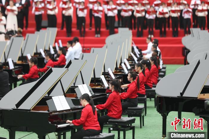 庆祝中国共产党成立100周年，百架钢琴大型户外交响合唱音乐会在上海举行。　张亨伟 摄